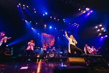 東京スカパラダイスオーケストラとムロツヨシ。（撮影：勝永裕介）