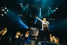 東京スカパラダイスオーケストラとムロツヨシ。（撮影：勝永裕介）