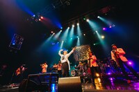 東京スカパラダイスオーケストラとムロツヨシ。（撮影：勝永裕介）