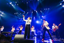 東京スカパラダイスオーケストラとムロツヨシ。（撮影：勝永裕介）