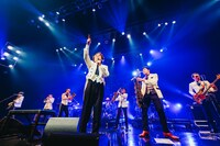 東京スカパラダイスオーケストラとムロツヨシ。（撮影：勝永裕介）