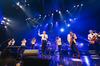 東京スカパラダイスオーケストラとムロツヨシ。（撮影：勝永裕介）