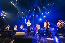 東京スカパラダイスオーケストラとムロツヨシ。（撮影：勝永裕介）