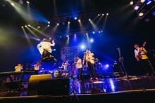 東京スカパラダイスオーケストラとムロツヨシ。（撮影：勝永裕介）