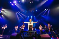 東京スカパラダイスオーケストラとムロツヨシ。（撮影：勝永裕介）