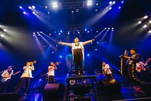 東京スカパラダイスオーケストラとムロツヨシ。（撮影：勝永裕介）