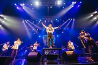 東京スカパラダイスオーケストラとムロツヨシ。（撮影：勝永裕介）