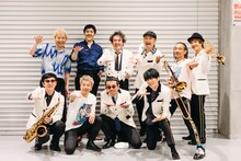 東京スカパラダイスオーケストラとムロツヨシ。（撮影：勝永裕介）