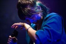 涙ぐむ脇田もなり。