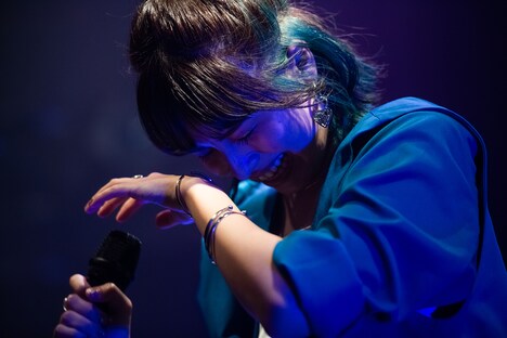 涙ぐむ脇田もなり。