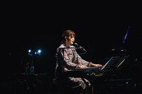 弾き語りで「花束」を歌うKaede。（撮影：小坂淳）