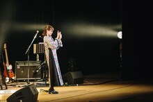 会場に集まった観客と画面越しの視聴者に手を振るKaede。（撮影：小坂淳）