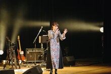 会場に集まった観客と画面越しの視聴者に手を振るKaede。（撮影：小坂淳）