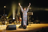 会場に集まった観客と画面越しの視聴者に手を振るKaede。（撮影：小坂淳）