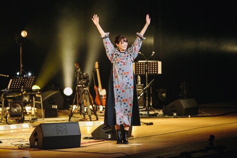 会場に集まった観客と画面越しの視聴者に手を振るKaede。（撮影：小坂淳）