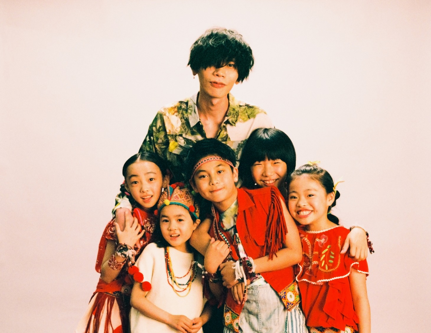 人気画像6位は「米津玄師、Foorinグランドフィナーレ特番にコメント出演決定」より、米津玄師×Foorin 2018年のアーティスト写真。（撮影：山谷佑介）。