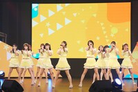 =LOVEによるパフォーマンスの様子。