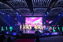 =LOVEによるパフォーマンスの様子。