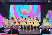 =LOVEによるパフォーマンスの様子。