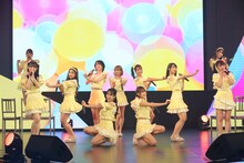 =LOVEによるパフォーマンスの様子。