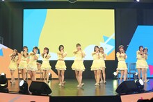 =LOVEによるパフォーマンスの様子。