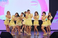 =LOVEによるパフォーマンスの様子。