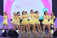 =LOVEによるパフォーマンスの様子。