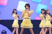 =LOVEによるパフォーマンスの様子。