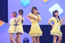 =LOVEによるパフォーマンスの様子。