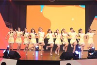 =LOVEによるパフォーマンスの様子。