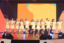 =LOVEによるパフォーマンスの様子。