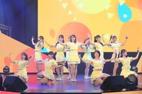 =LOVEによるパフォーマンスの様子。