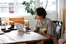 CM「ペイディ 買えるは、叶えるの始まり。 川上洋平篇」より。