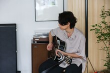 CM「ペイディ 買えるは、叶えるの始まり。 川上洋平篇」より。