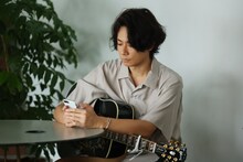 CM「ペイディ 買えるは、叶えるの始まり。 川上洋平篇」より。