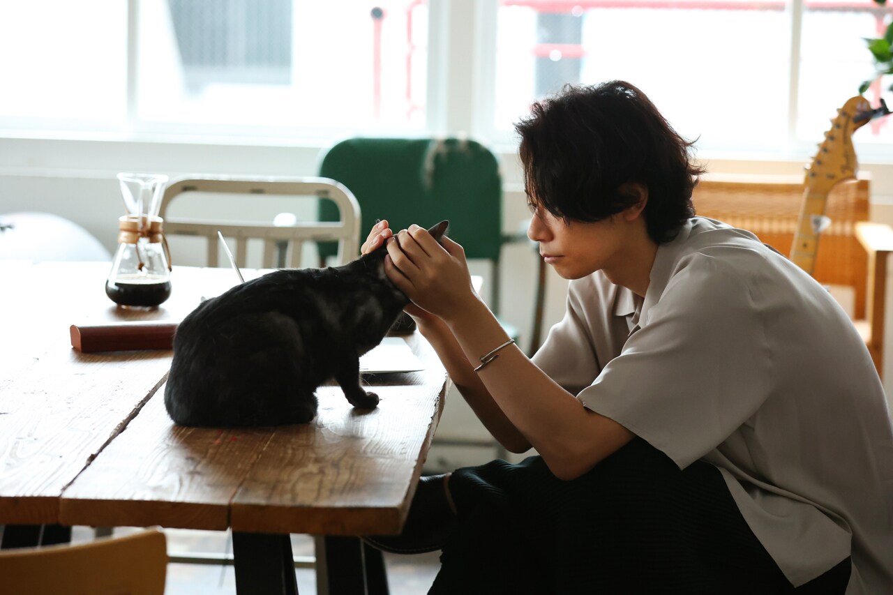 Alexandros]川上洋平、CMで愛猫・ラテと初共演（写真15枚 / コメント