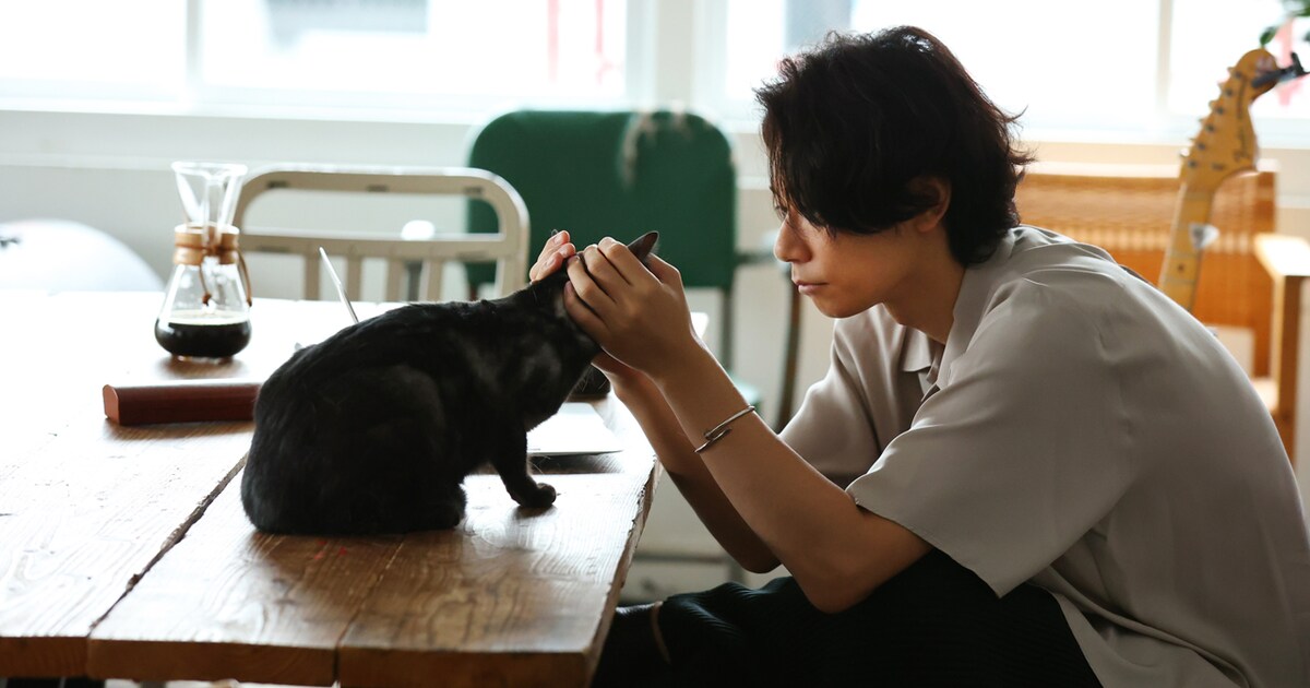 Alexandros]川上洋平、CMで愛猫・ラテと初共演（写真15枚 / コメント 