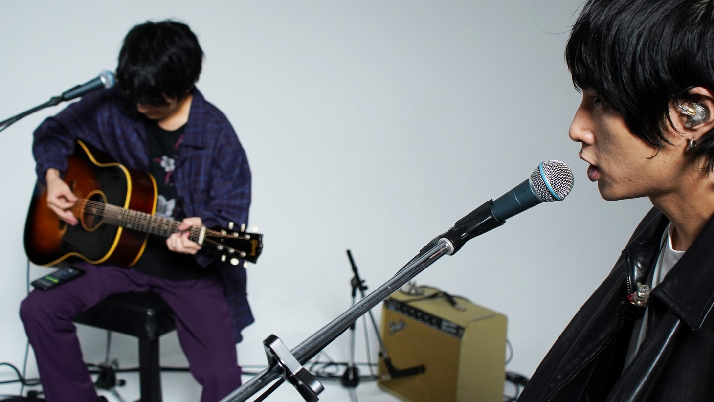 左から斎藤宏介（UNISON SQUARE GARDEN、XIIX）、牧達弥（go!go!vanillas）。