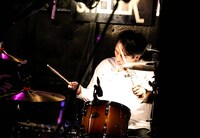 かわむら（Dr）（撮影：ゴンダイメグミ）