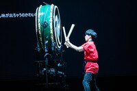 太鼓を叩くオーイシマサヨシ。（撮影：大参久人）