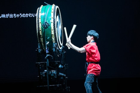 太鼓を叩くオーイシマサヨシ。（撮影：大参久人）