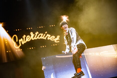 ほうきにまたがるオーイシマサヨシ。（撮影：大参久人）