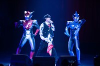 オーイシマサヨシ「エンターテイナー」の様子。（撮影：大参久人）