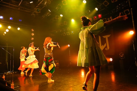 「USHIRO-META-I」をパフォーマンスするB.O.L.T。（撮影：笹森健一）