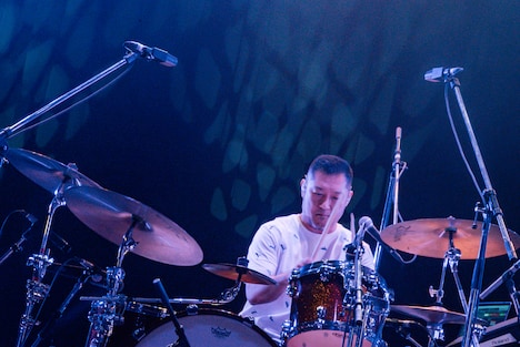 亀井亨（Dr）（撮影：藤井拓）