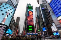 アメリカ・ニューヨークのタイムズスクエアに登場した「EQUAL」の広告。