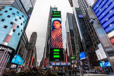 アメリカ・ニューヨークのタイムズスクエアに登場した「EQUAL」の広告。
