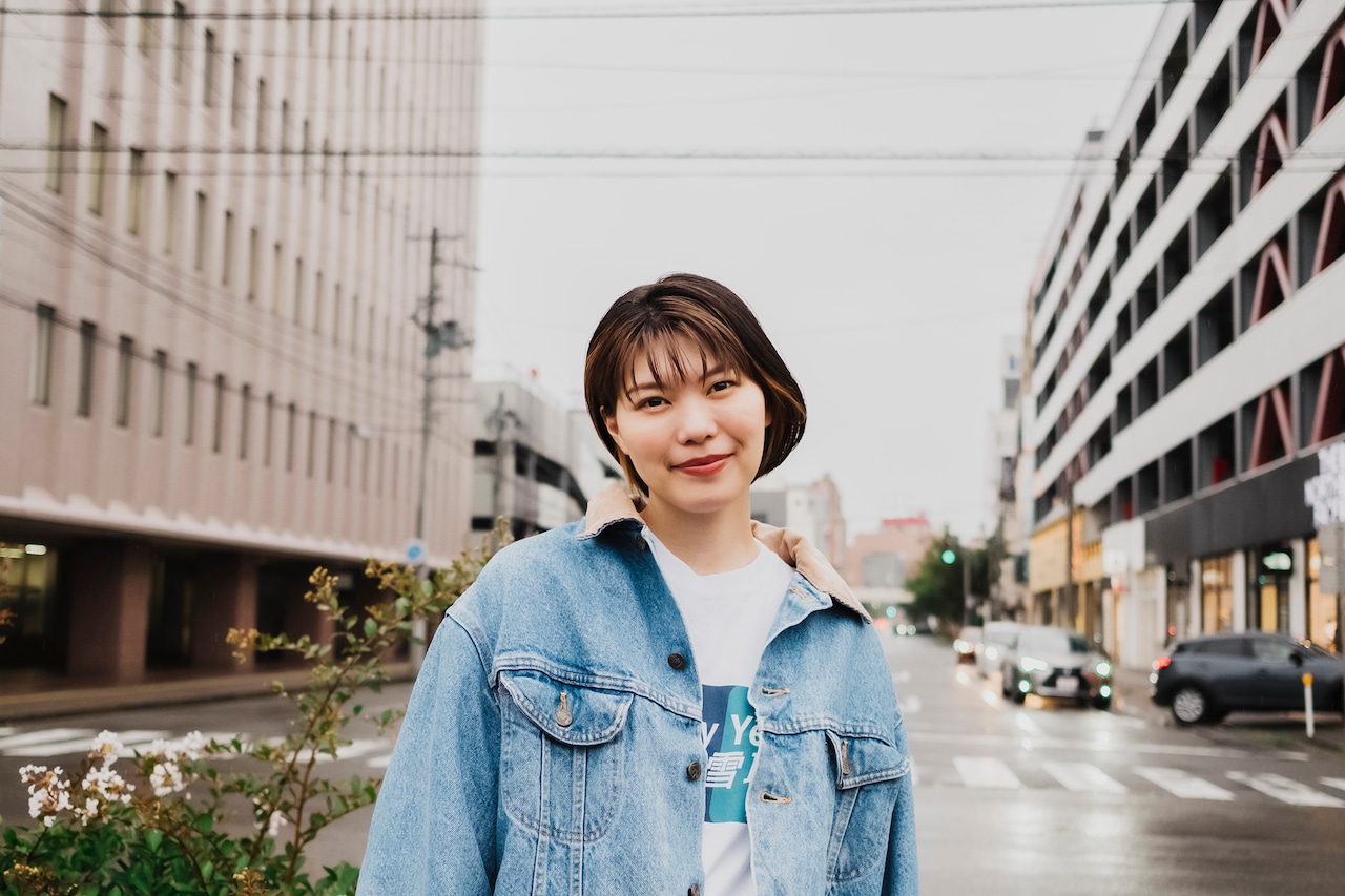 Negicco・Megu新曲「So good」MV公開、ラップを口ずさみながら夜の街を練り歩く