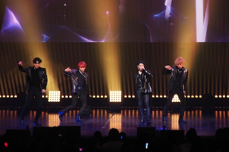 「KCON World Premiere: The Triangle」OWVの第2部のライブの様子。 （写真提供：CJ ENM） 「KCON:TACT HI 5」 (c)CJ ENM Co., Ltd, All Rights Reserved