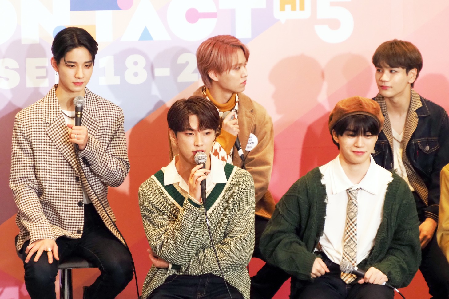 「KCON STUDIO LIVE from JAPAN」でトークをするJO1。 （写真提供：CJ ENM） 「KCON:TACT HI 5」 (c)CJ ENM Co., Ltd, All Rights Reserved
